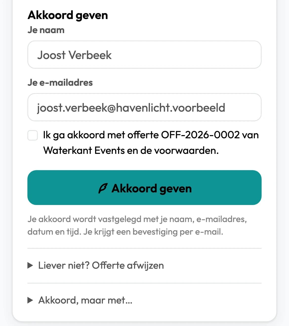 Het blok Akkoord geven op de offertepagina die de klant zonder account opent: naam en e-mailadres ingevuld, een vinkje voor akkoord met de offerte, de knop Akkoord geven, de regel dat het akkoord wordt vastgelegd met naam, e-mailadres, datum en tijd met een bevestiging per e-mail, en daaronder Offerte afwijzen en Akkoord, maar met.