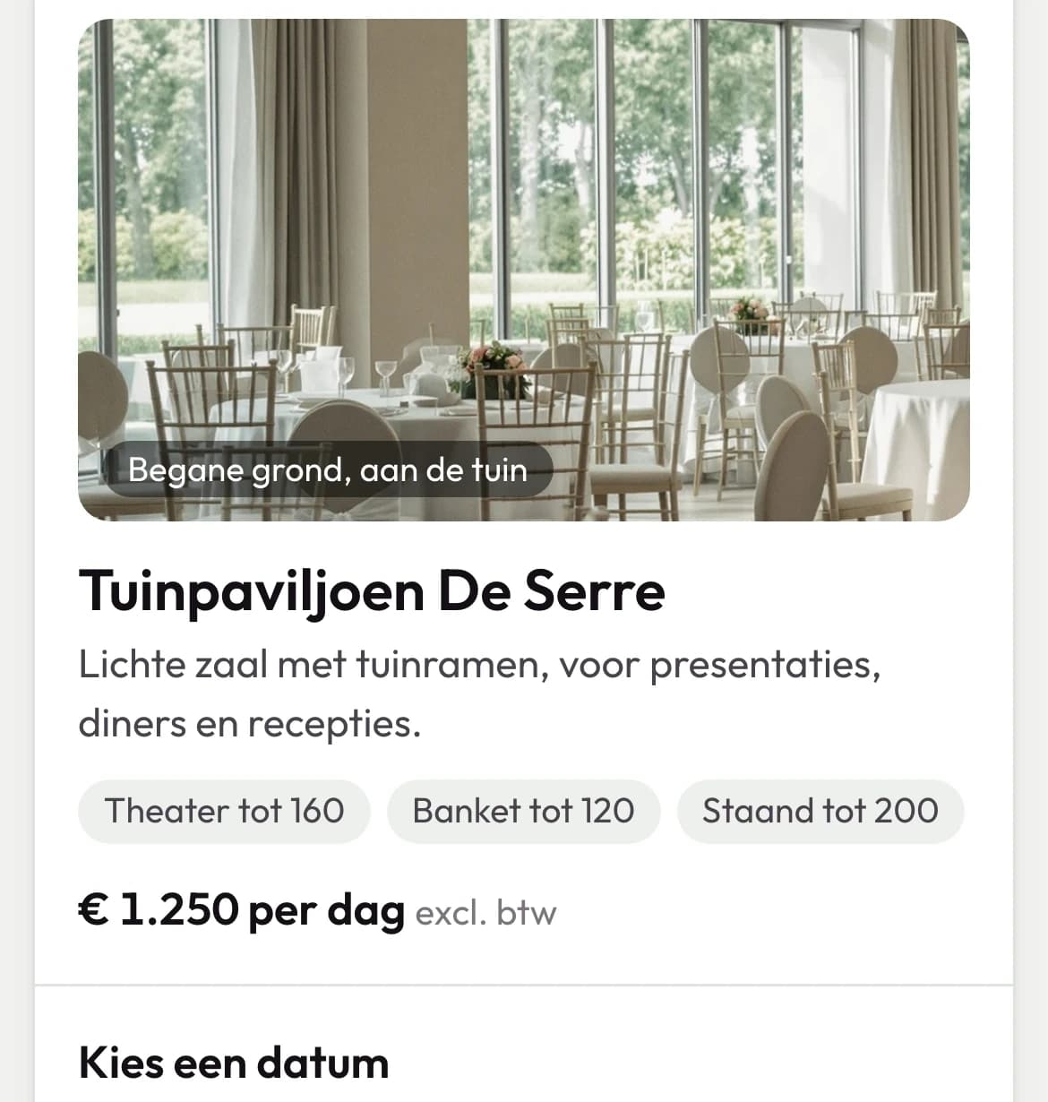 Voorbeeld van een boekingspagina op een telefoon: de zaal Tuinpaviljoen De Serre met een foto van de zaal, theater tot 160, banket tot 120 en staand tot 200 personen en 1.250 euro per dag, en daaronder de kop Kies een datum.