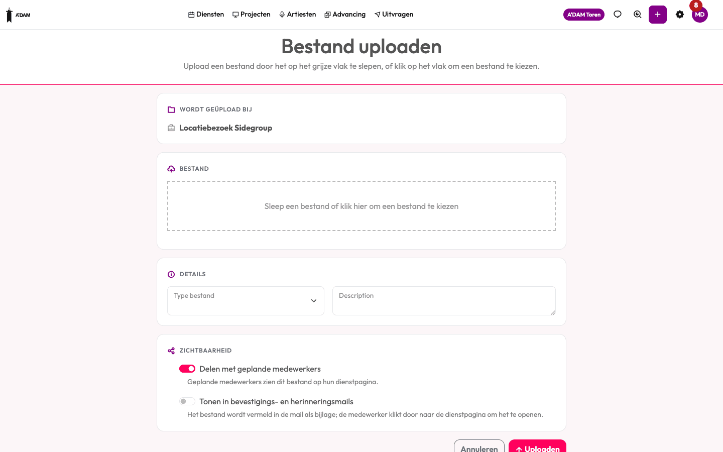 Het uploadscherm van een bestand in Backemp met de twee zichtbaarheids-toggles: delen met geplande medewerkers en tonen in bevestigings- en herinneringsmails
