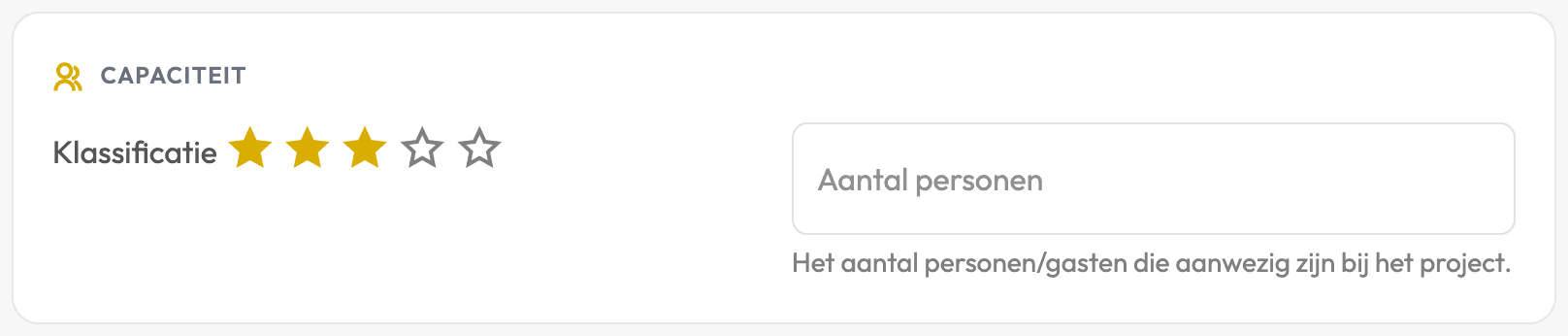 Het blok Capaciteit op het projectformulier. Het veld Klassificatie staat standaard op drie van de vijf sterren, ernaast staat Aantal personen.