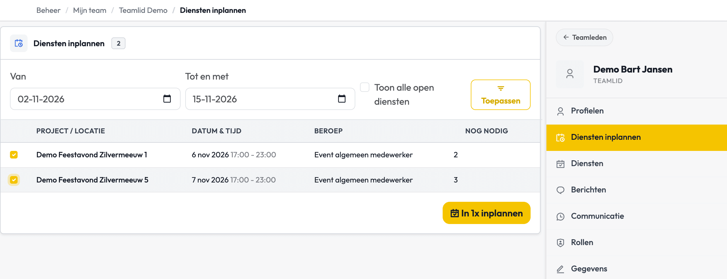 Het scherm Diensten inplannen van een teamlid: bovenaan de periode Van en Tot en het vinkje Toon alle open diensten, daaronder de open diensten met project, datum en tijd, beroep en hoeveel mensen nog nodig zijn, twee diensten aangevinkt, en rechtsonder de knop In 1x inplannen. Rechts het menu van het teamlid met Diensten inplannen en Diensten.