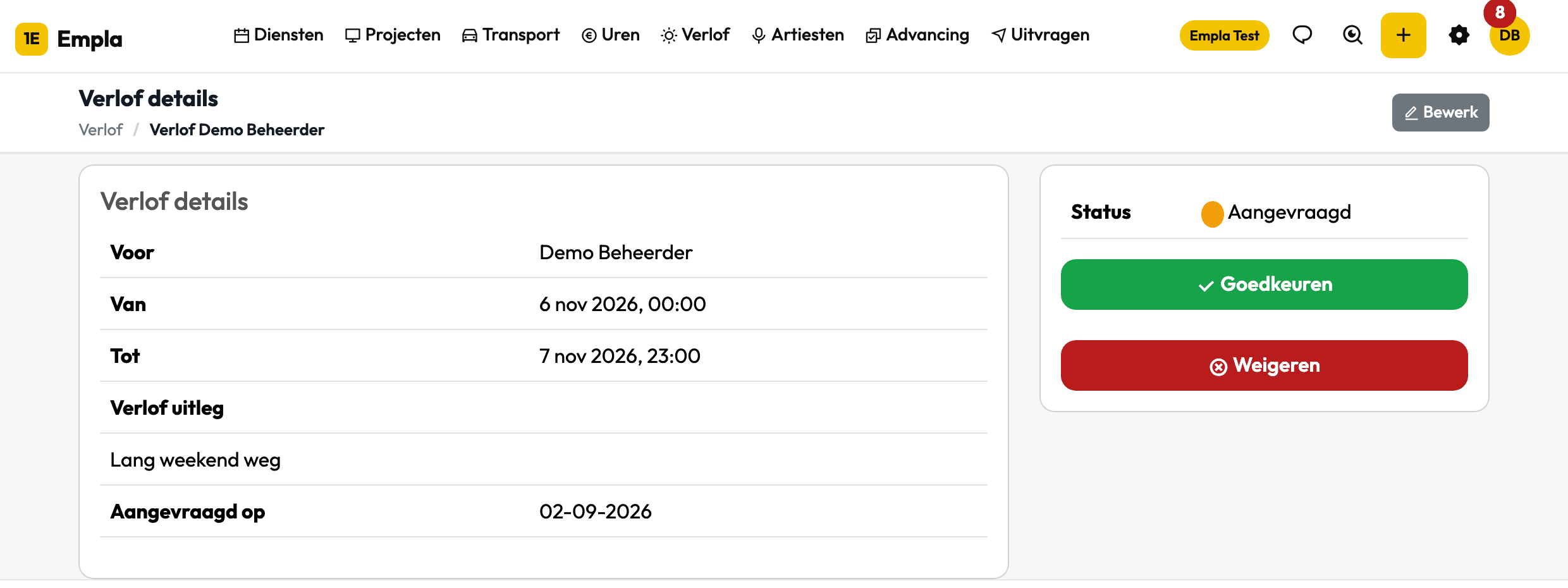 Het detailscherm van een aanvraag met de datums, de reden en de knoppen Goedkeuren en Weigeren